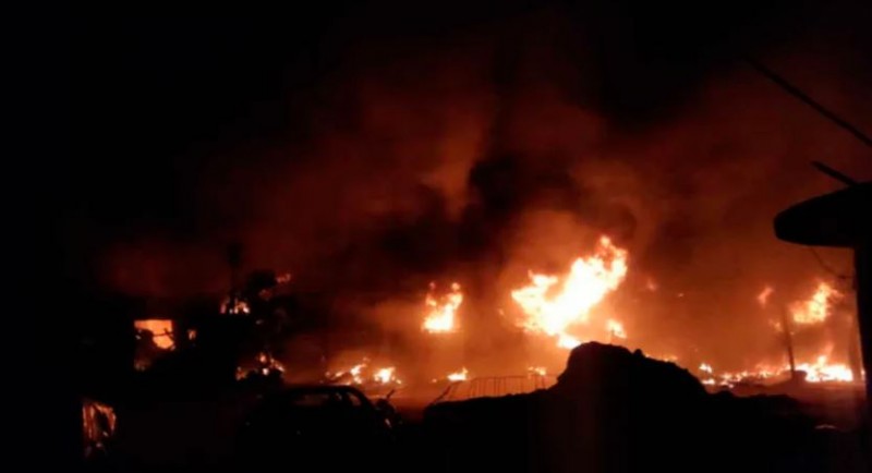 दिल्ली में लगी भीषण आग, 7 लोगों की मौत और 60 झुग्गियां जलकर खाक