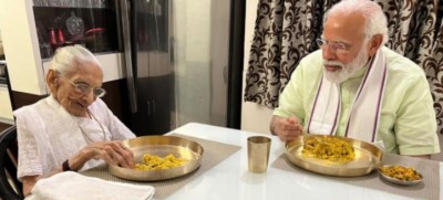 After 2 years, PM Modi met his mother, touched his feet and ate khichdi while sitting together