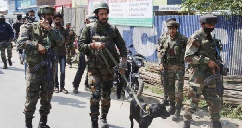 जम्मू कश्मीर में पुलिस चौकी पर आतंकियों ने फेंका ग्रेनेड, दो पुलिसकर्मी घायल