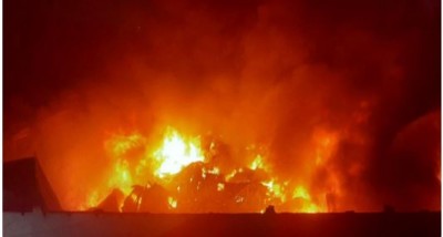 Video: रेक्सिन और चमड़े से भरे गोदाम में लगी आग, दो दमकलकर्मी घायल