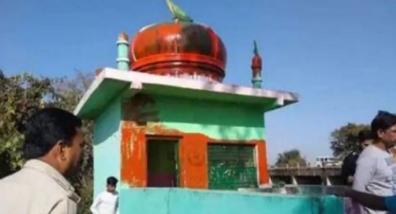 MP: Saffron colour painted at Dargah, Muslim society flared up