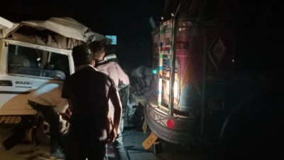 बोलेरो-ट्रक में हुई खतरनाक टक्कर, 5 लोगों की गई जान