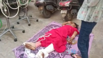 There was a stir in the medical college of Agra due to the fire, the patients were brought out and laid on the road