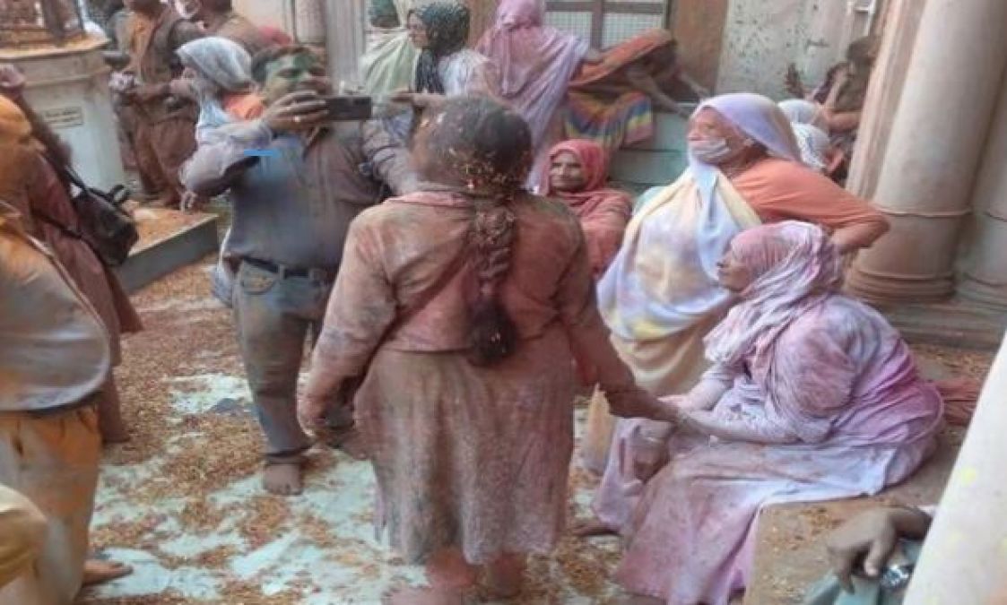 Widows played Holi fiercely with Kanha, colours of devotion filled in colorless life