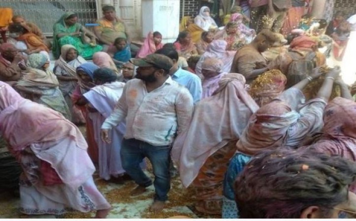 Widows played Holi fiercely with Kanha, colours of devotion filled in colorless life