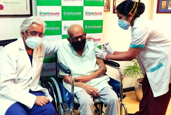 107 years old Krishna got first dose of corona jab