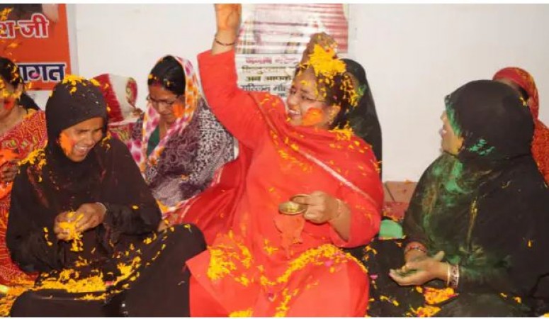 Muslim women played Holi in Kashi, gave a message of unity to the country