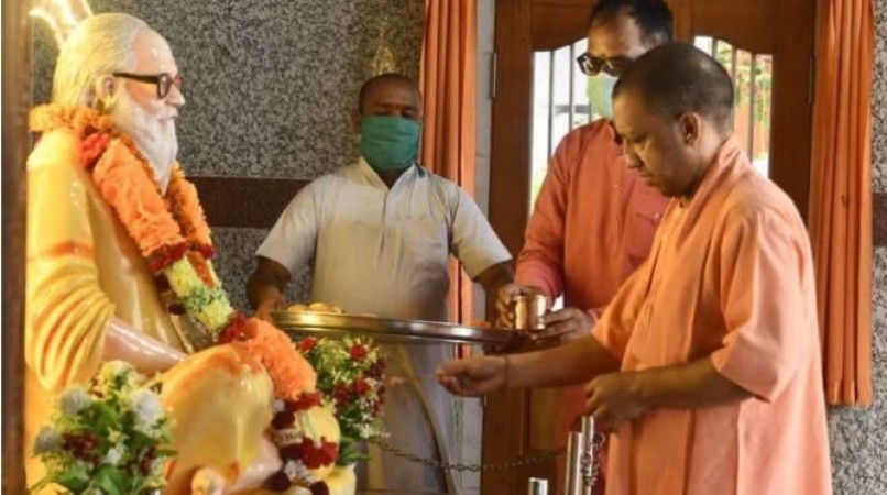 CM Yogi reached Gorakhpur for the first time after a spectacular victory, will be involved in Holika festival
