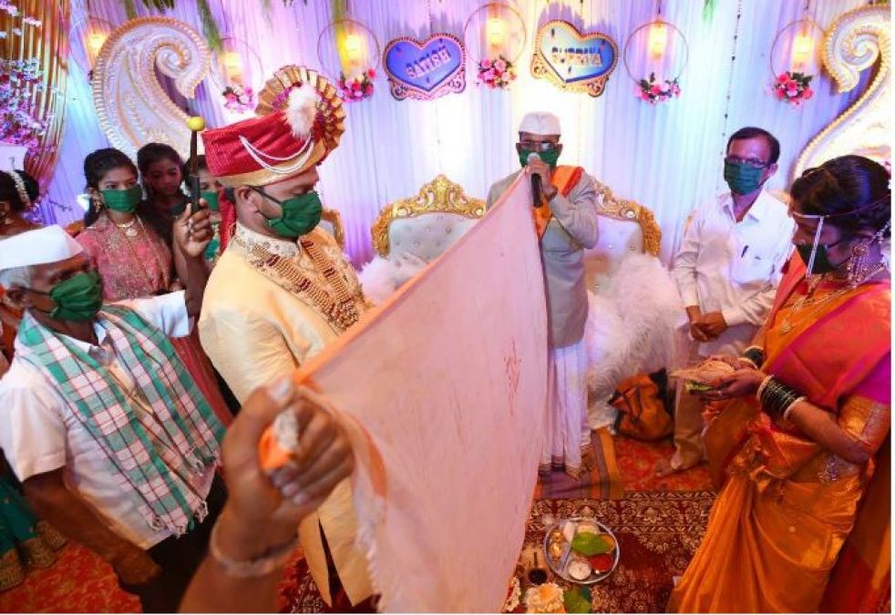 Couple Gets Married in Masks in Andhra Pradesh Amid Coronavirus Outbreak