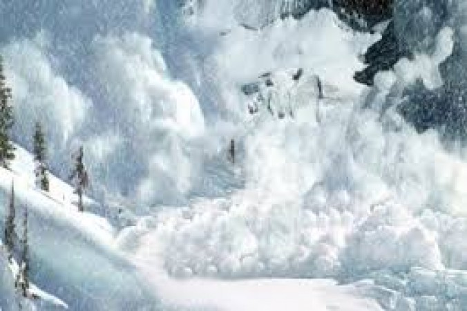 A dozen avalanche fell in Lahaul, contact with five panchayats lost