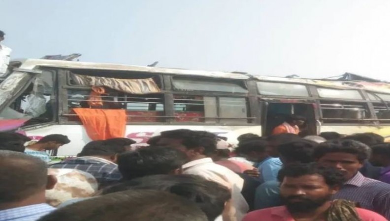 कर्नाटक में दर्दनाक सड़क हादसा, तेज रफ़्तार बस पलटने से 8 लोगों की मौत, 20 घायल