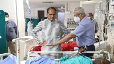 Bloody clash between 2 communities, CM Shivraj met injured