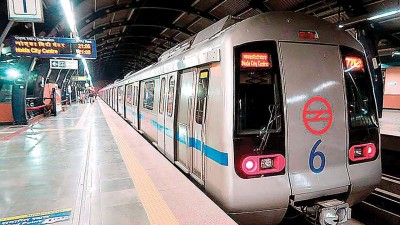 कोरोना के चलते दिल्ली मेट्रो का बड़ा ऐलान, अब एक सीट छोड़कर बैठना अनिवार्य