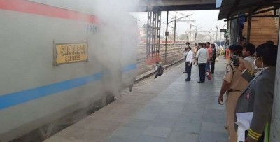 Fire breaks out at Lucknow Shatabdi Express in Ghaziabad