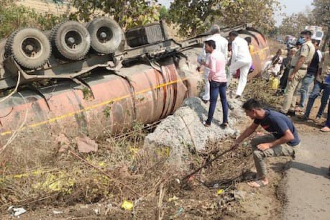 Tanker filled with food oil overturned on Indore-Betul highway, crowd gathered