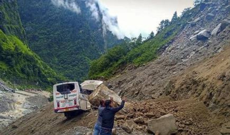 Tragic accident: People buried under rock on Badrinath highway