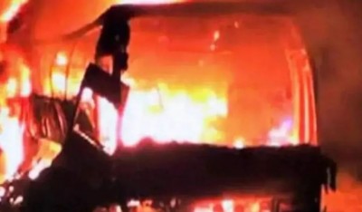 सड़क पर दौड़ती AC बस में अचानक भड़क उठी भीषण आग, यात्रियों ने खिड़कियों से कूदकर बचाई जान