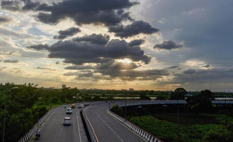 दिल्ली में बादलों ने डाला डेरा, इन राज्यों में भी आंधी-तूफ़ान के साथ होगी बारिश