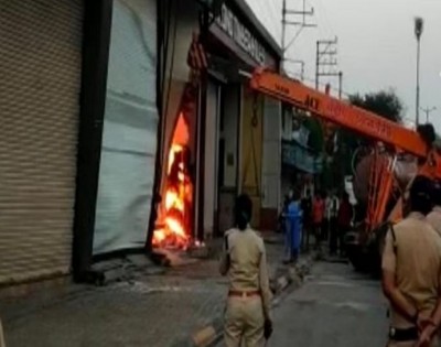 इंदौर के टिम्बर मार्केट में लगी भीषण आग, करोड़ों का सामन जलकर ख़ाक