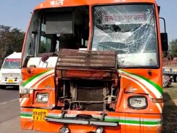 6 killed in a bus-trailer collision in UP, 2 in critical condition