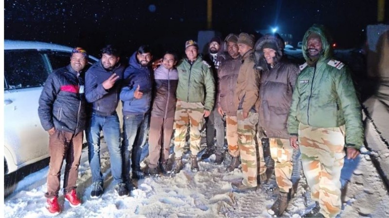 Snow accident for commuters, 17 passengers stranded at 13,600 feet