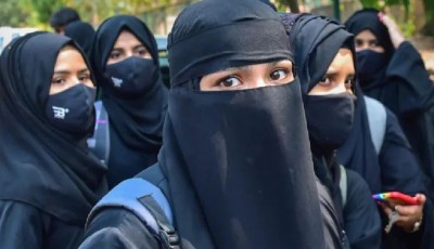 कक्षा में हिजाब पहनने की मांग कर रही मुस्लिम छात्राओं को एक और झटका, सुप्रीम कोर्ट ने कही ये बात