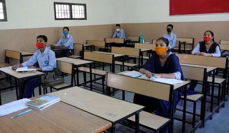 UP Board Exam: पहले दिन 4 लाख से ज्यादा छात्रों ने छोड़ी परीक्षा, 23 नकलची धराए