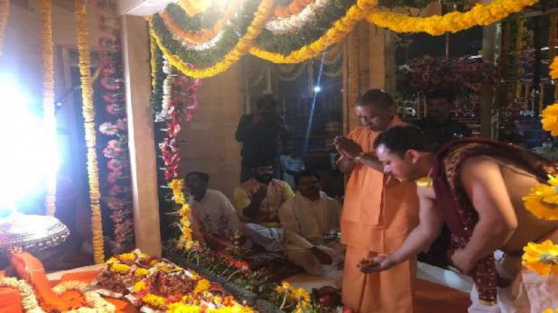 Ramlala seated in temporary temple amid Corona epidemic, CM Yogi gives Rs. 11 lakh cheque