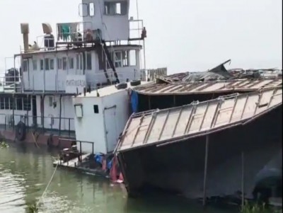 Tragic accident! Many boats submerged in Ganga including 5 trucks