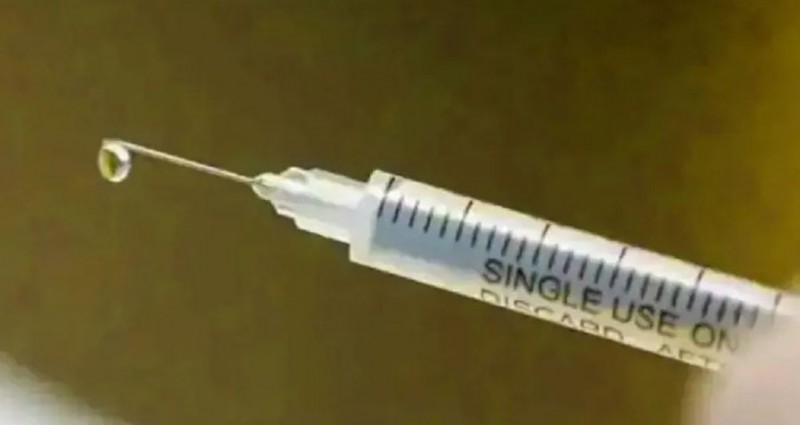 Needle left in woman's body by injecting, patient started suffering from pain