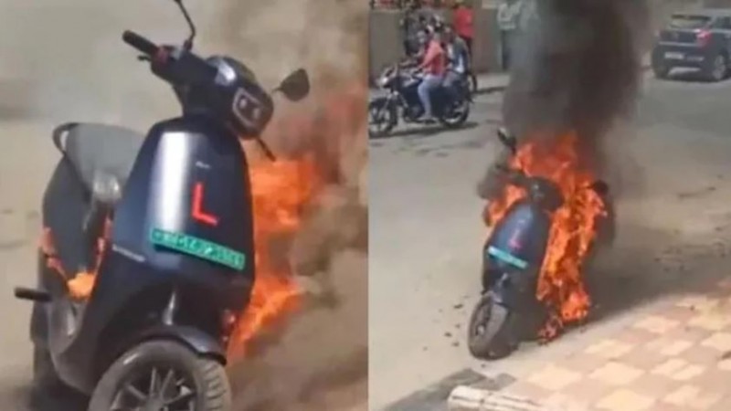 VIDEO! जोरदार धमाके के साथ OLA स्कूटर में लगी भयंकर आग, देखकर डरे लोग