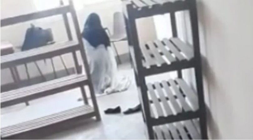 कॉलेज के अंदर हिजाब पहनकर नमाज़ पढ़ने लगी छात्रा, कर्नाटक हाई कोर्ट के आदेश के बाद भी नहीं थम रहा विवाद