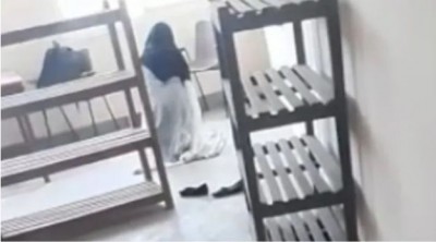 कॉलेज के अंदर हिजाब पहनकर नमाज़ पढ़ने लगी छात्रा, कर्नाटक हाई कोर्ट के आदेश के बाद भी नहीं थम रहा विवाद