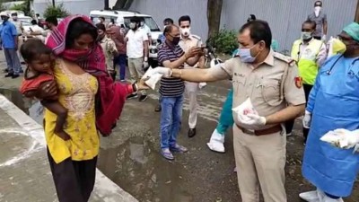 Salute to Delhi Police, distributes medicines and milk to the needy amid lockdown