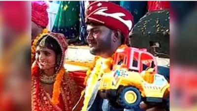 In UP, CM Yogi's euphoria is raising the heads of the people, bulldozers are being given as gifts to the bride and groom