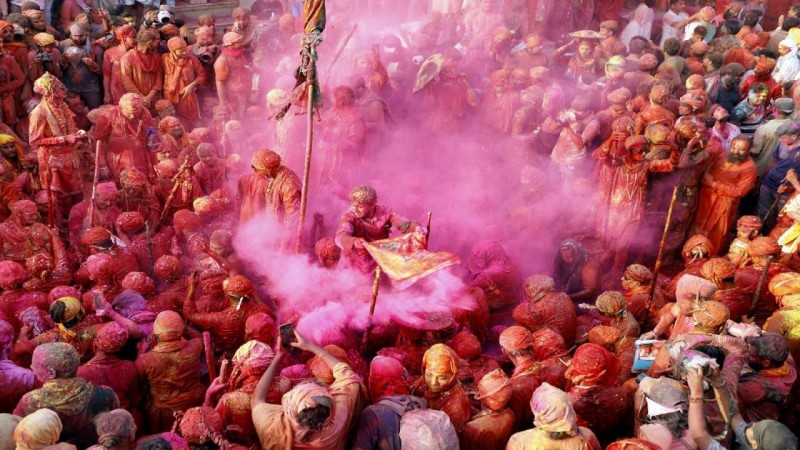 Celebration of Holi in this way in Uttar Pradesh