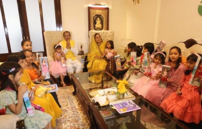 पत्नी साधना सिंह संग मिलकर CM शिवराज ने किया कन्यापूजन, सामने आई तस्वीर