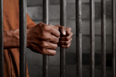 जेल से मिले मोबाइल और सिम कार्ड, 14 अधिकारियों के खिलाफ हुई सख्त कार्रवाई