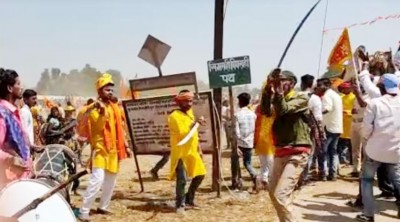 रामनवमी पर निकला जुलूस, भगवा रंग पहनकर तलवारबाजी करते नजर आए युवा