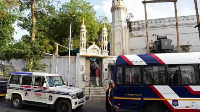 A fight broke out outside the mosque during Ram Navami celebrations, 4 people were fatally attacked.
