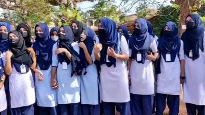 हिजाब पहनकर परीक्षा देने की इजाजत देने वाले 7 शिक्षक निलंबित, 40 स्टूडेंट्स ने छोड़ा एग्जाम