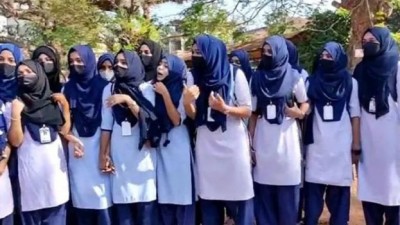 7 teachers suspended for giving permission to take the exam wearing hijab, 40 students left the exam