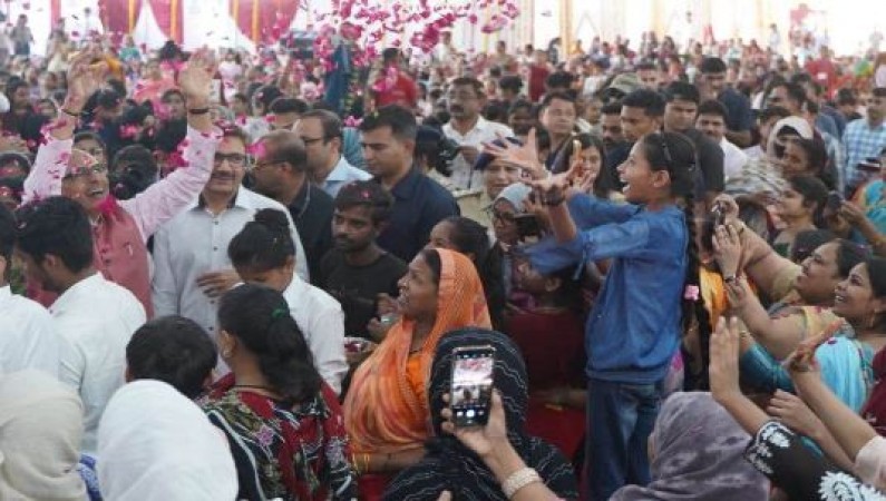 लाड़ली लक्ष्मी दिवस पर बेटियों का CM शिवराज ने पुष्‍पवर्षा कर स्‍वागत किया