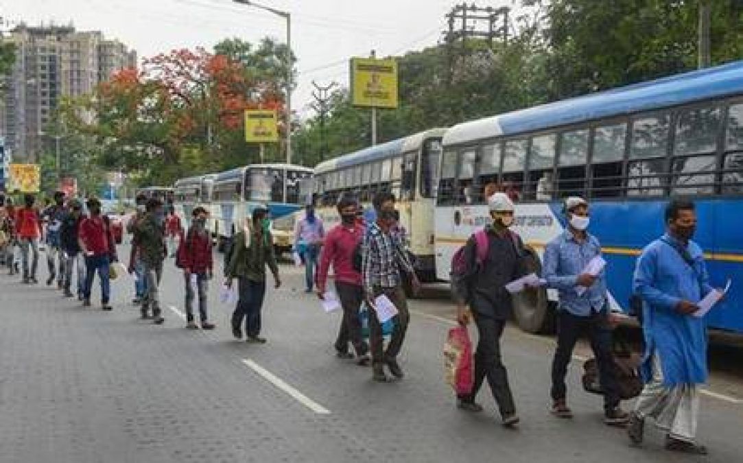 Moneyless   and Hungry laborers travel from surat to Allahabad