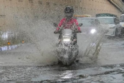 दिल्ली-NCR में हुई झमाझम बारिश, पारा लुढ़का, मौसम हुआ सुहावना