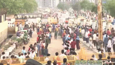 दिल्ली में उड़ी लॉकडाउन की धज्जियाँ, गाजीपुर सब्‍जी मंडी में सुबह से लगी हजारों की भीड़