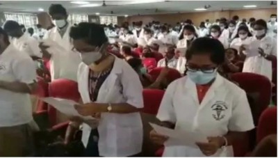 देश में पहली बार मेडिकल स्टूडेंट्स ने ली 'चरक शपथ', भड़की तमिलनाडु सरकार ने मदुराई कॉलेज के डीन को हटाया