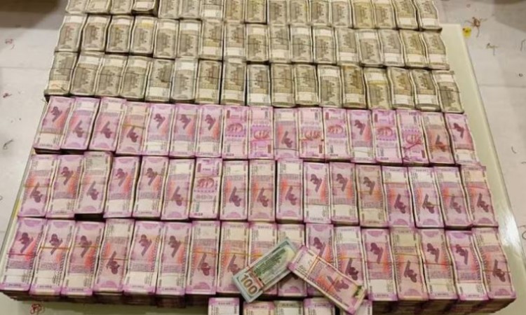 CBI raids retired officer's house, 38 crore cash recovered, RK Gupta arrested along with son