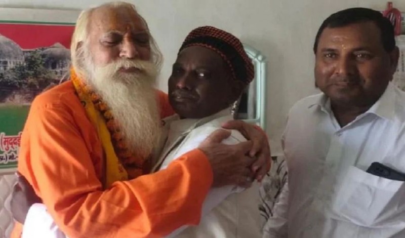 Wonderful example of brotherhood seen in Ayodhya on Eid, Mahant Satyendra Das hugged Iqbal Ansari