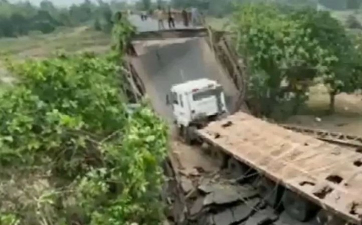 70 टन की लॉरी का वजन नहीं सह सका पुल, दो हिस्सों में टूटा, नदी में गिरी गाड़ियां, Video